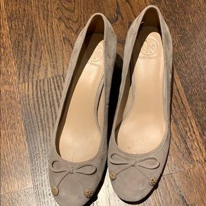 Tory Burch size 8 Laila suede pump w 2” gold heels